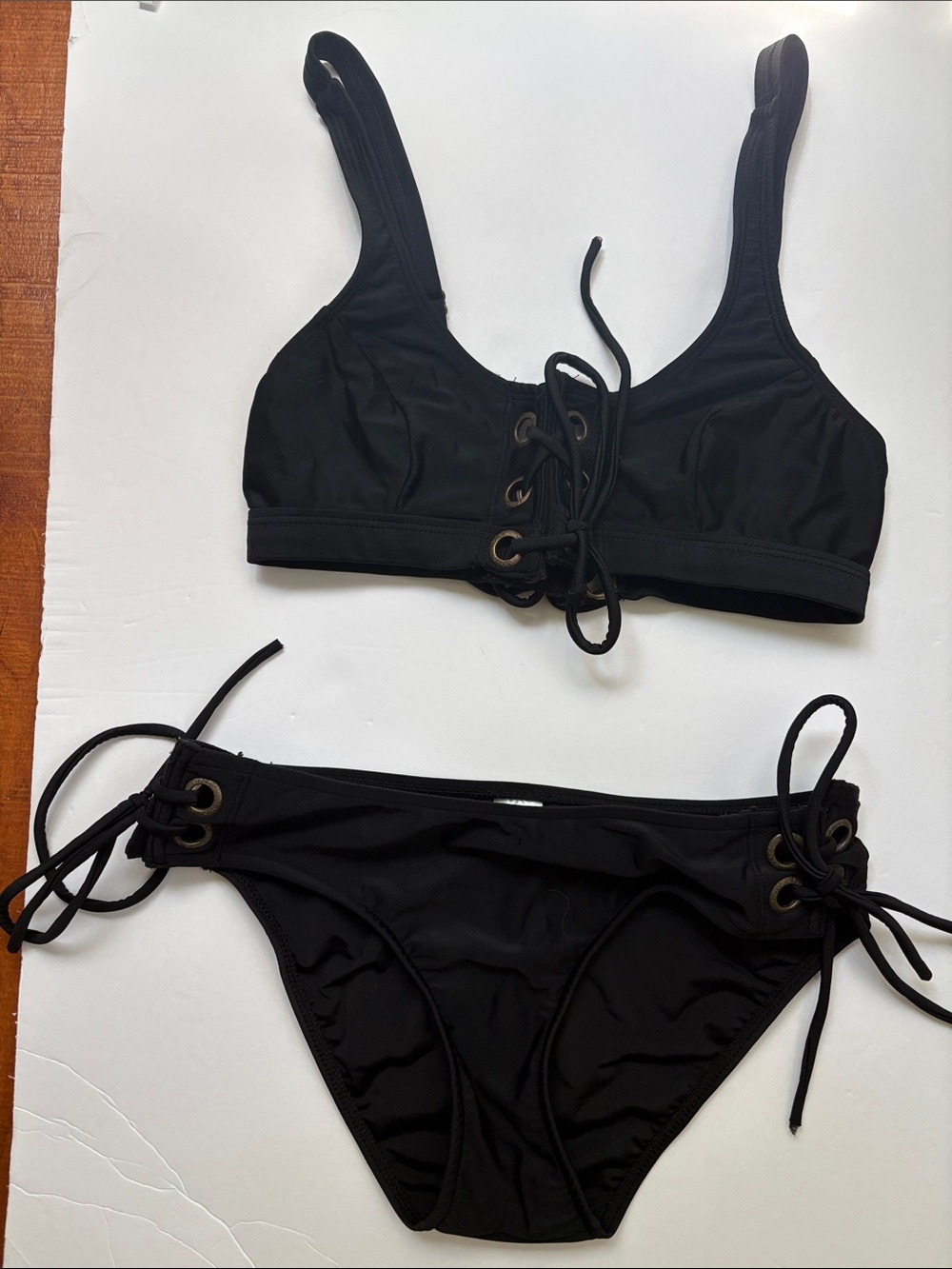 🖤VENUS🔥grommet detailed 2 piece swimsuit EUC
